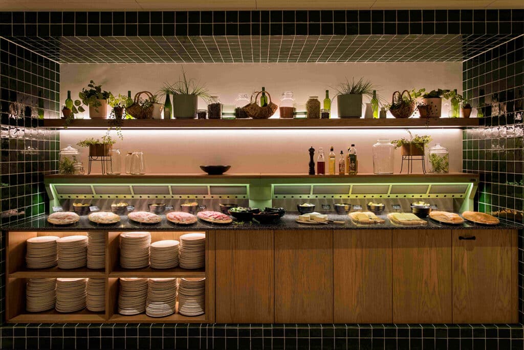 Hygienic cooling climate for buffets in restaurants and hotels